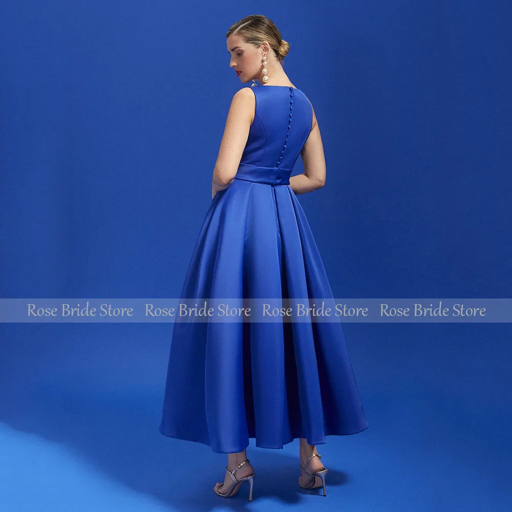 ชุดราตรีงานเลี้ยงแบบสั่งตัดทรงเอไลน์ คอวี แขนกุด ความยาวระดับชา ผ้าซาตินสีน้ำเงินเข้ม แต่งกระดุม  ชุดค็อกเทลเรียบหรู