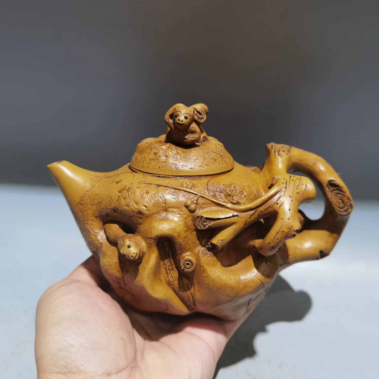 

Tibetan Temple Collection Yixing Purple Clay Teapot Monkey Statue Cover Tree Root Pot Kettle Teapot Amass wealth Ornaments