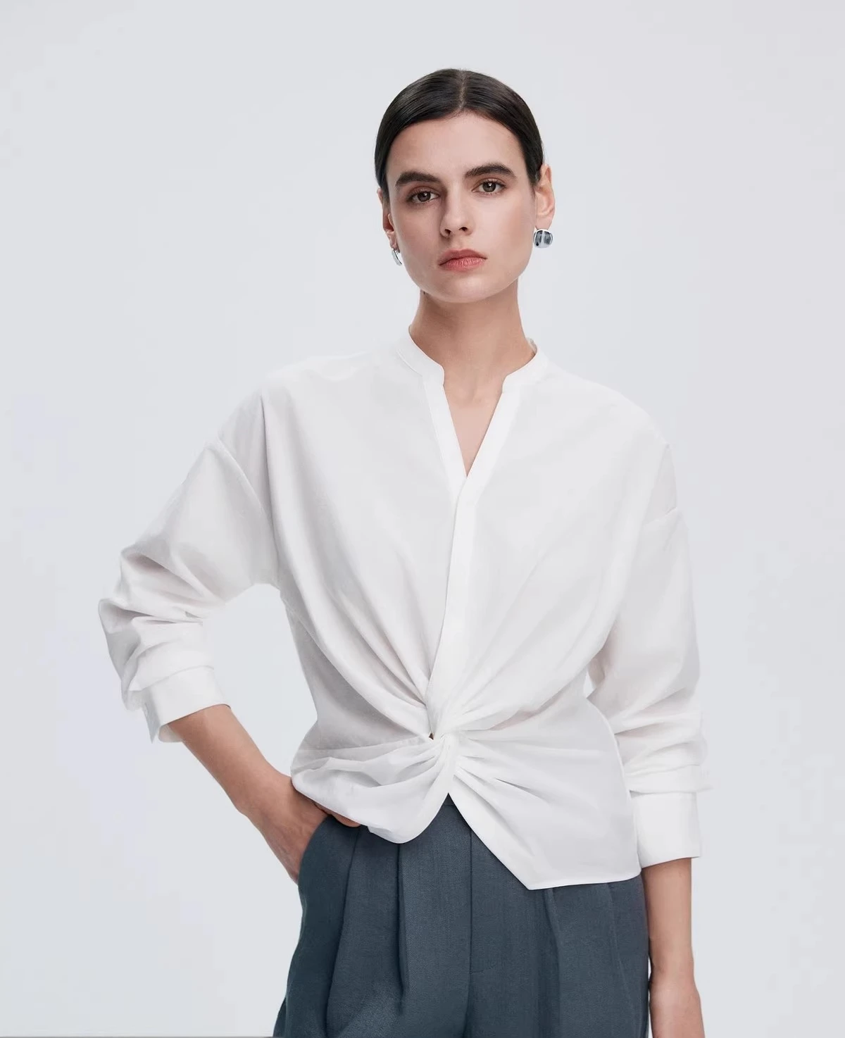

French knot shirt female Spring/Summer 2025 A V-neck blue long-sleeved shirt The short style has a loose waist