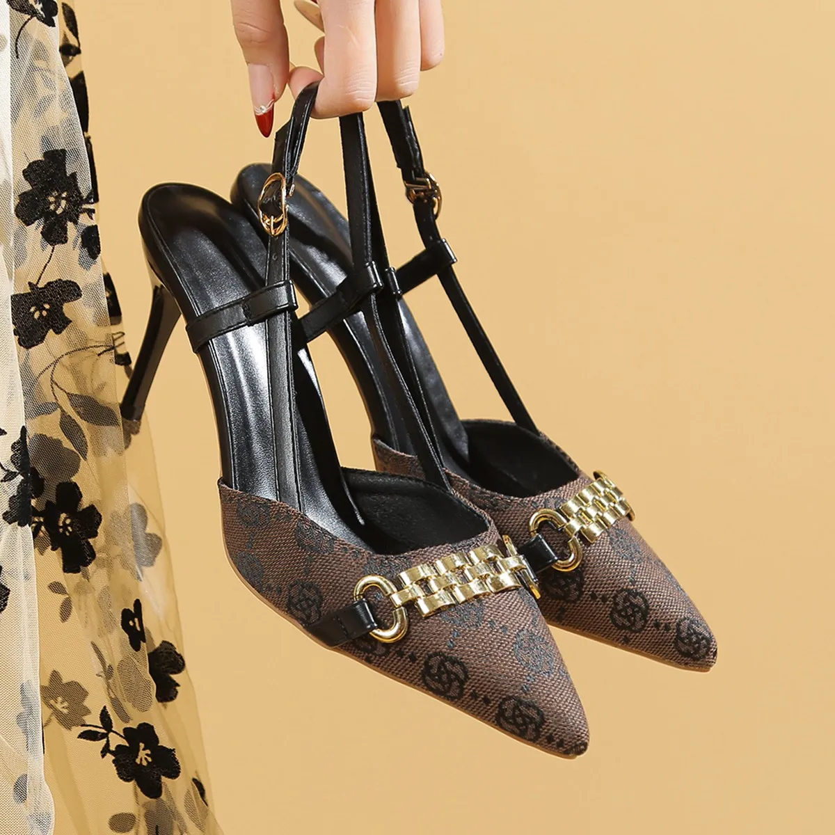 

Designer Women Baotou Sandals Metal Buckle Anti-slip High Heels Shoes Women Pointed Head Wear-resistant Shallow Mouth Sandals