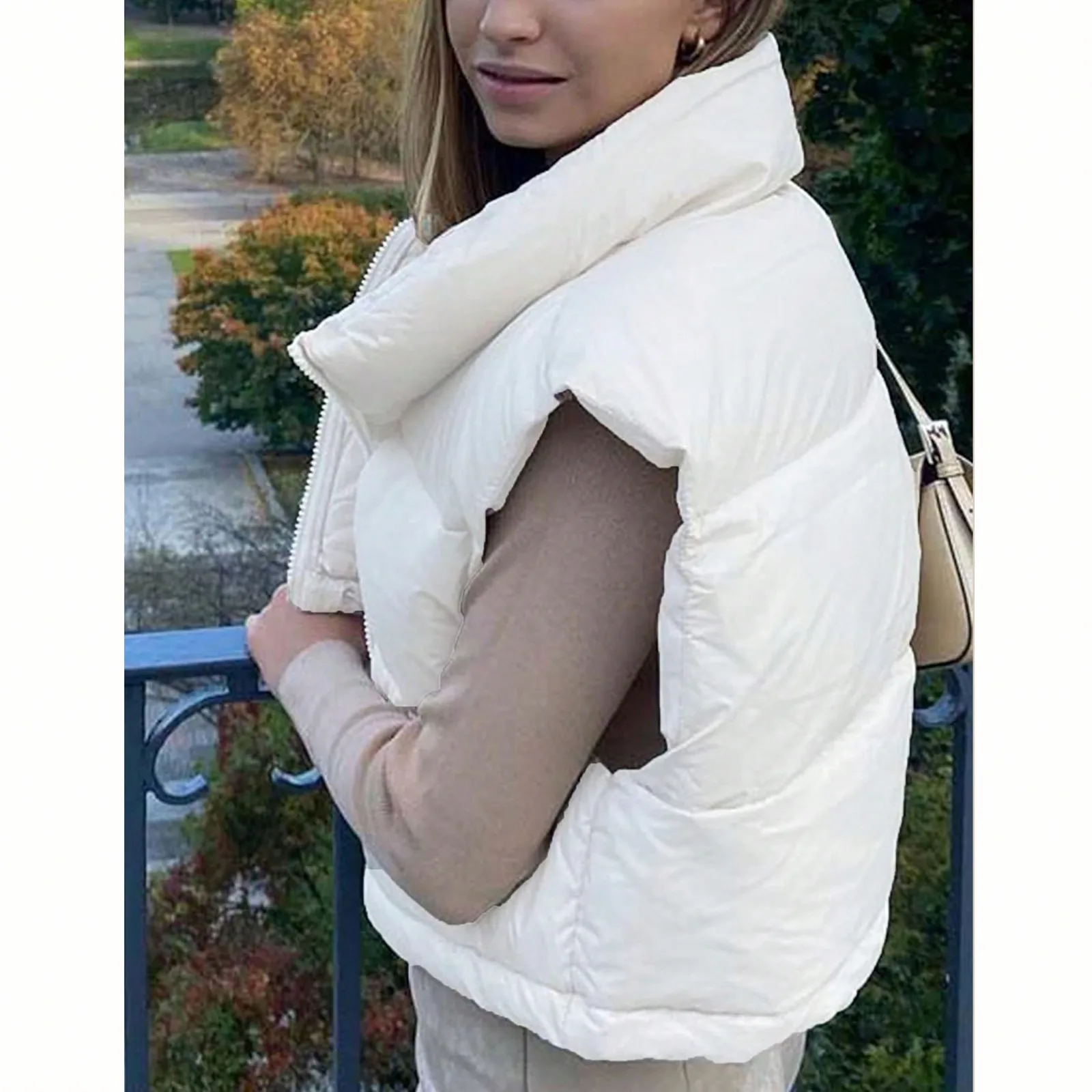 Wit cropped puffervest voor dames met opstaande kraag, ritssluiting aan de voorkant, lichtgewicht mouwloos bomberjack voor casual winterkleding