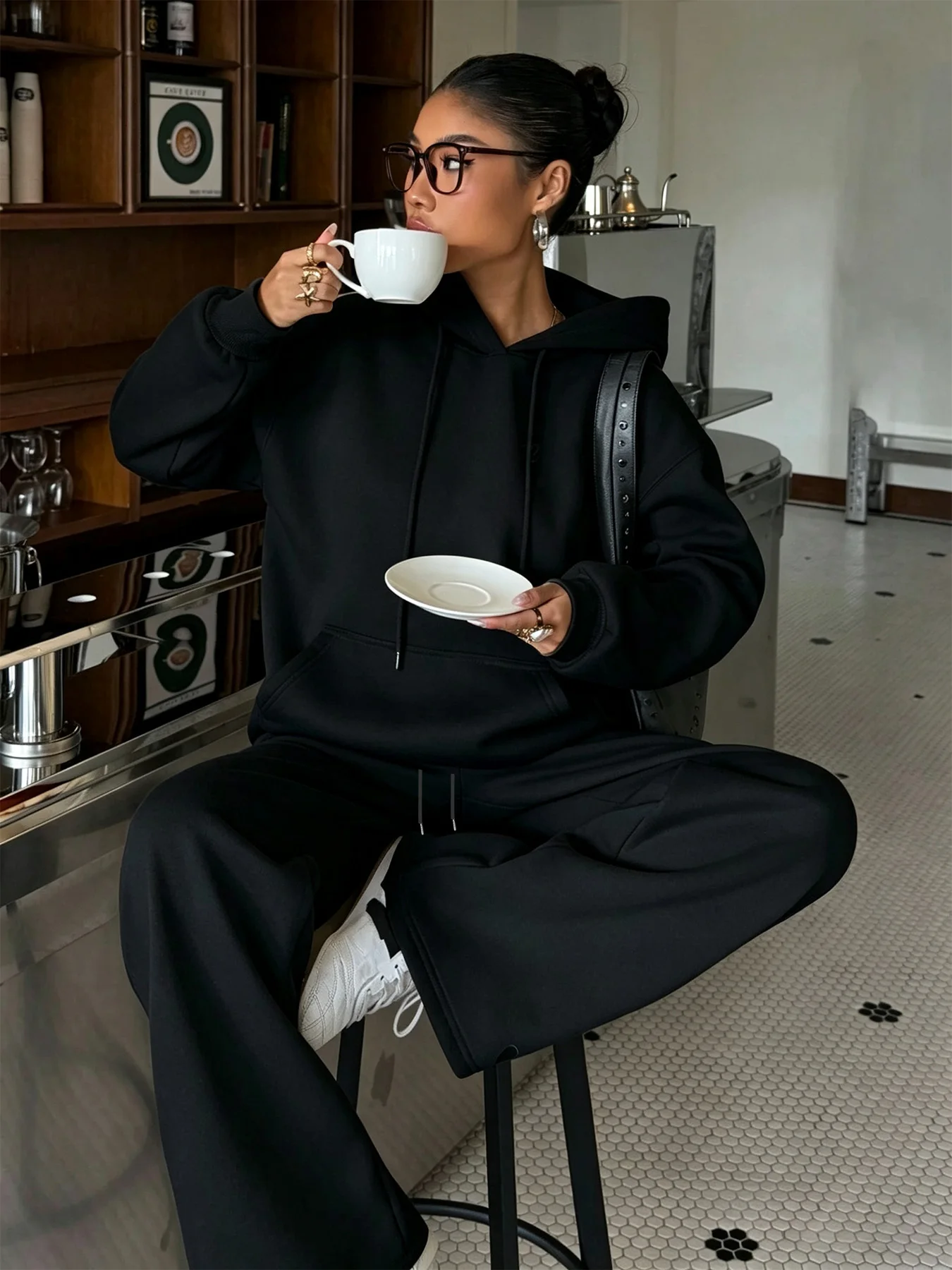 2-teiliges Set: Lässiges Damen-Sweatshirt mit Kordelzug und Taschen, langärmlig, kombiniert mit lockerer, entspannter Hose mit Kordelzug. Gefertigt – Detail 1