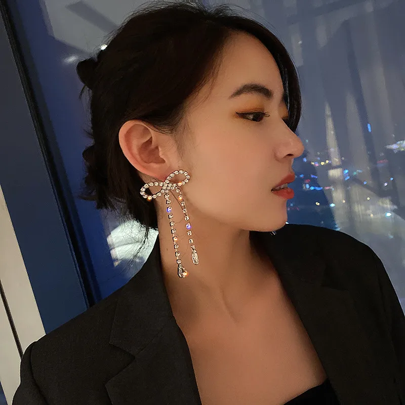 Anting-anting tetesan kristal ikatan simpul besar untuk wanita anting-anting berlian imitasi rumbai panjang geometris perhiasan pernyataan