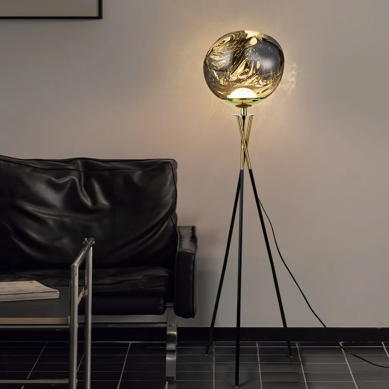 Диван для гостиной рядом с атмосферным торшером виллы в спальне