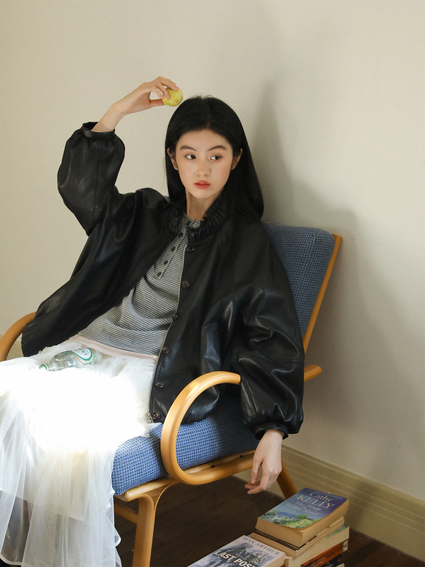 เสื้อแจ็คเก็ตหนังผู้หญิงทรงหลวม ดีไซน์ปกบัวลายดอกไม้ ยี่ห้อ Nesoulum Aubin's Estate รุ่น Bla Ruffle Collar สำหรับฤดูใบไม้ผลิ