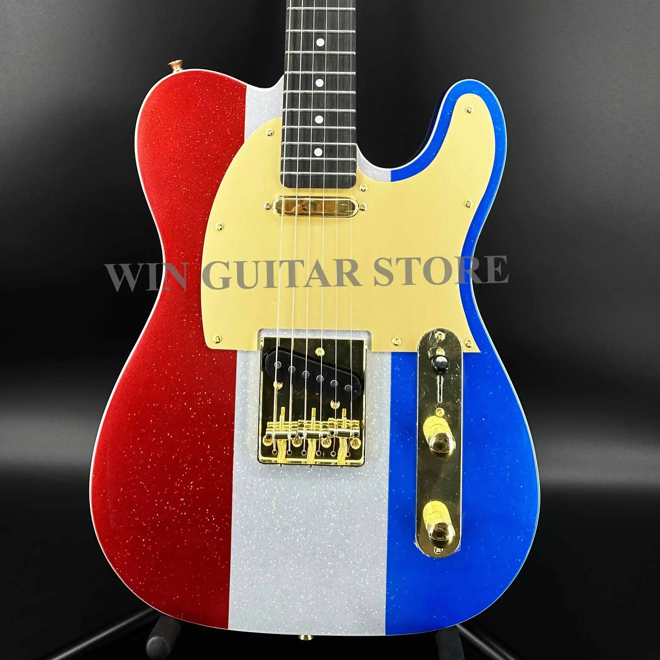 E-Gitarre mit dreifarbiger Metalllack und großem körnigen goldenen Accessoires. Ein Weihnachtsgeschenk. Kostenloser Versand