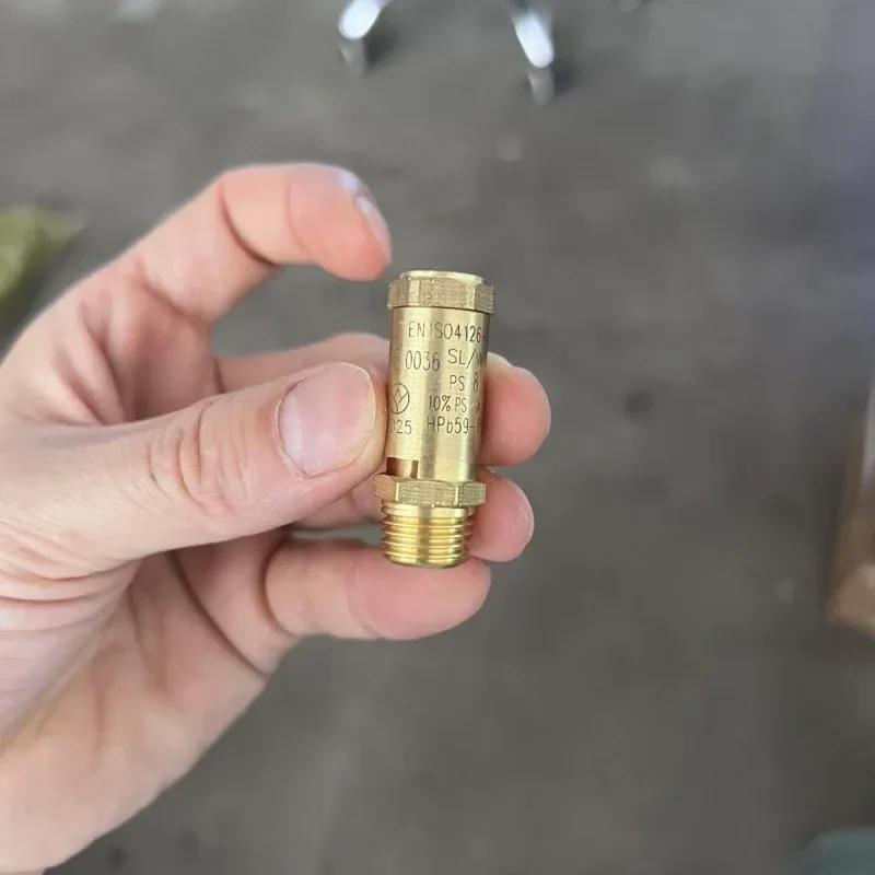 Brass Safety Valve, Oil-free Silent Air Compressor Part, Red Yellow Cap Air Pump Pressure Relief Valve