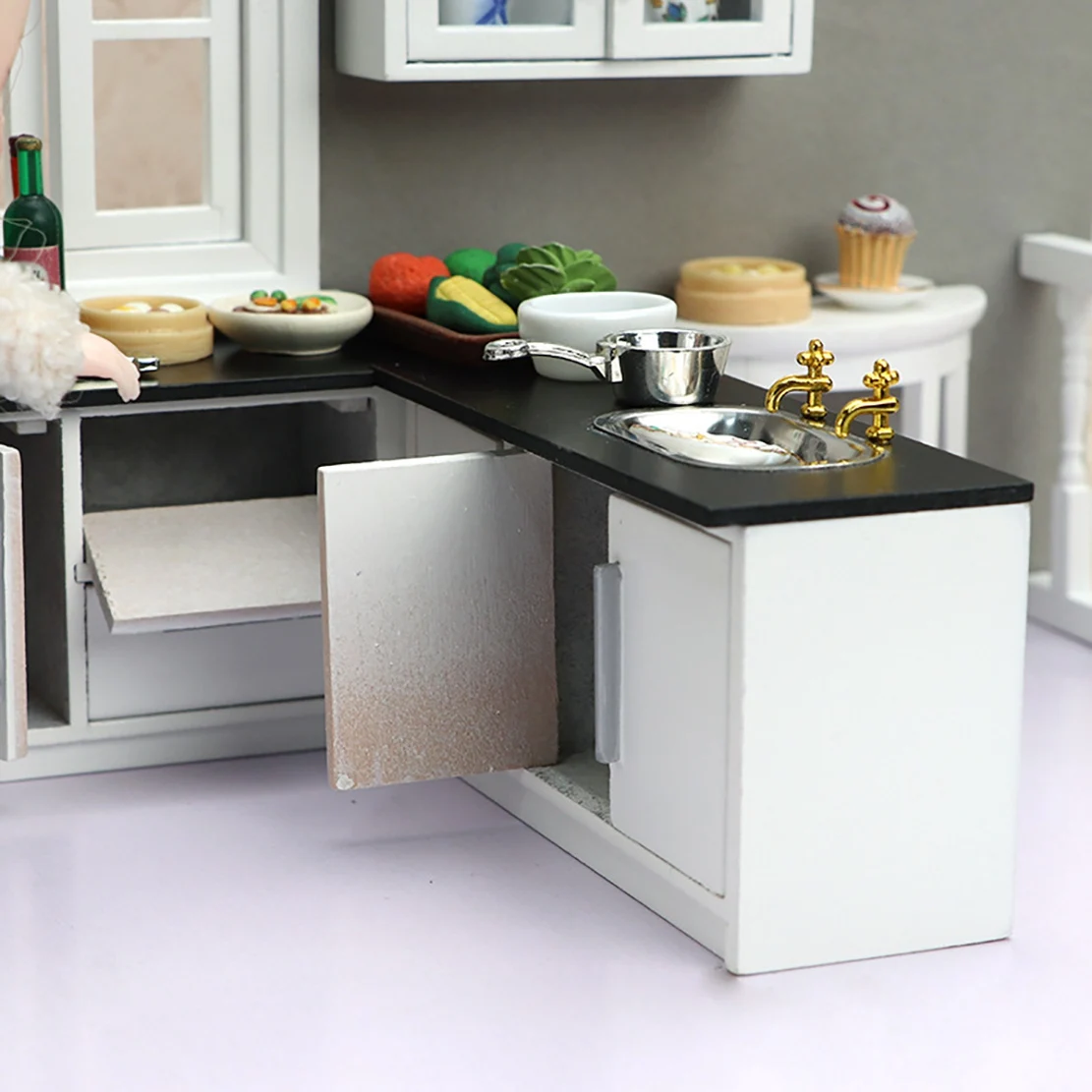 

【Домашние инструменты!】1:12 Кукольный домик Мини-кухонная сцена Белая кухонная мебель Вытяжка Carbinet Варочная панель Аксессуары для кукольного домика