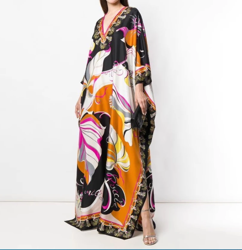 فستان مطبوع كلاسيكي غريب على الطراز الإندونيسي مع أكمام خفاش برقبة على شكل حرف V وتنورة طويلة فضفاضة بفتحة جانبية