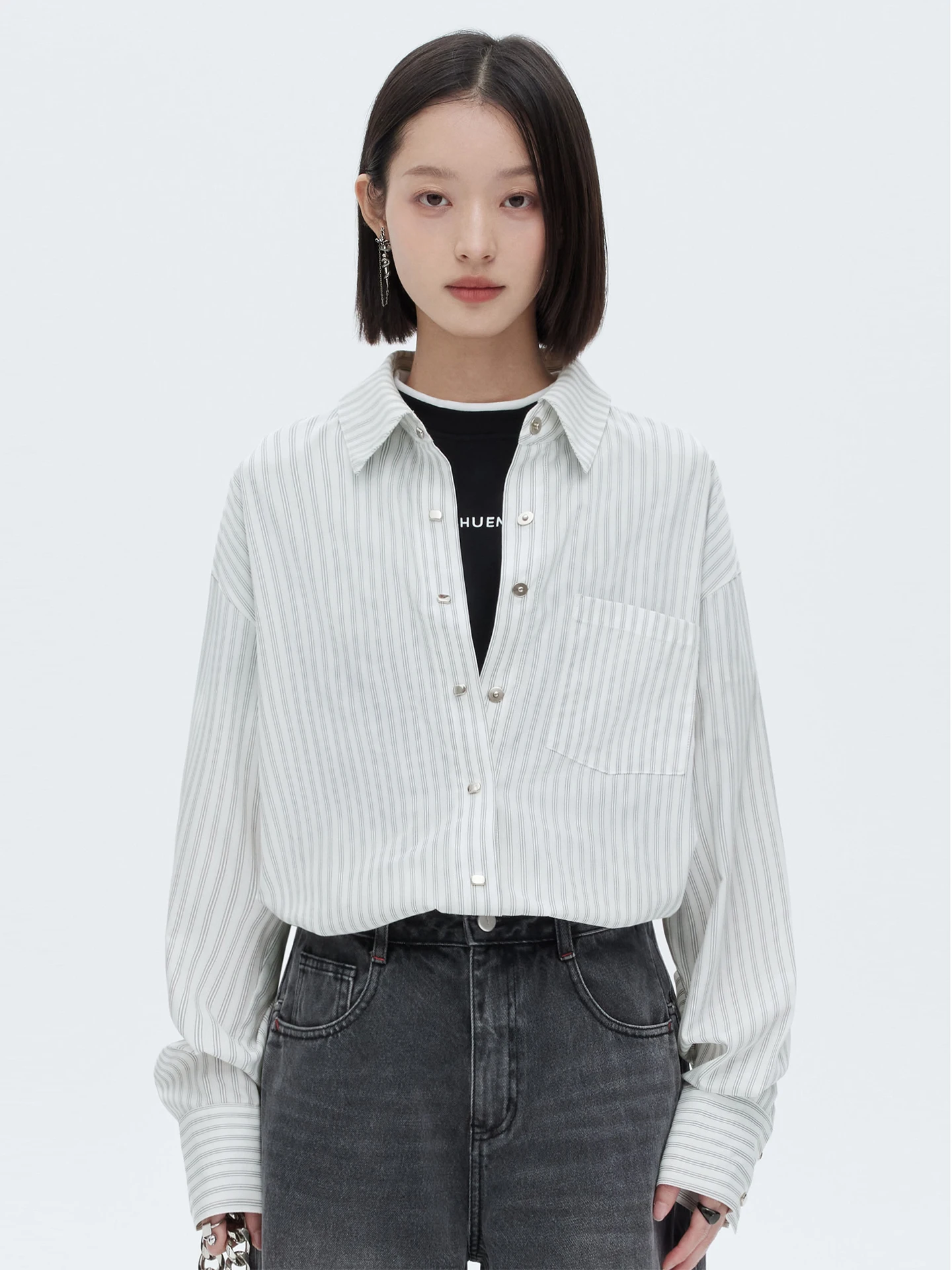 

Повседневная женская рубашка в полоску свободного кроя с длинным рукавом, металлическими пуговицами, цветная, тканая, весна 2026, черно-белая, модная рубашка для девушек