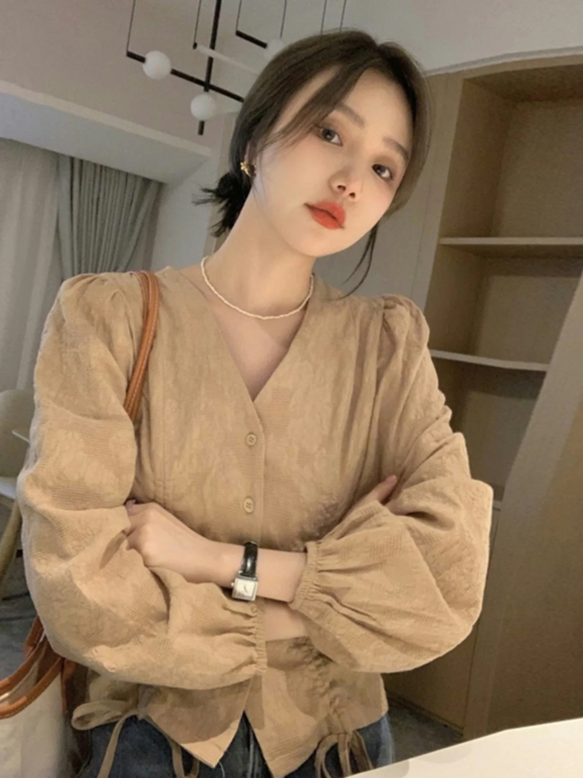 

Early Spring Women's Shirt V-neck Long Sleeve Design Sensation Hong Sle Fashionable Button-up Korean Version Str...