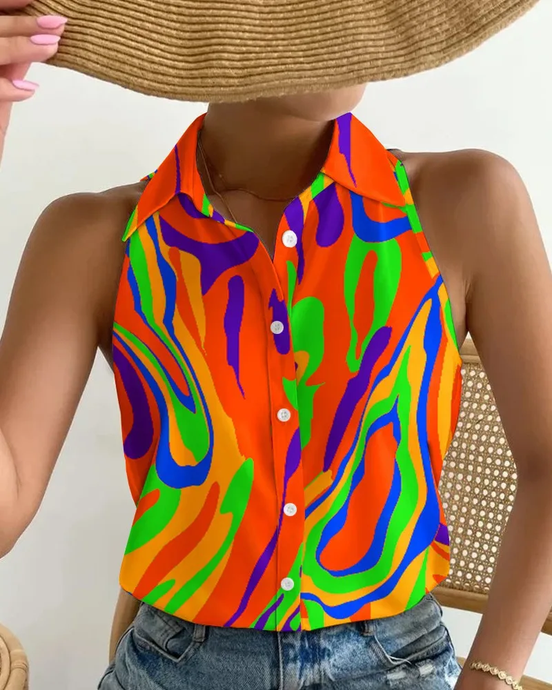 Top cropped com estampa abstrata multicolor vibrante, gola halter, botão, blusa feminina audaz e divertida