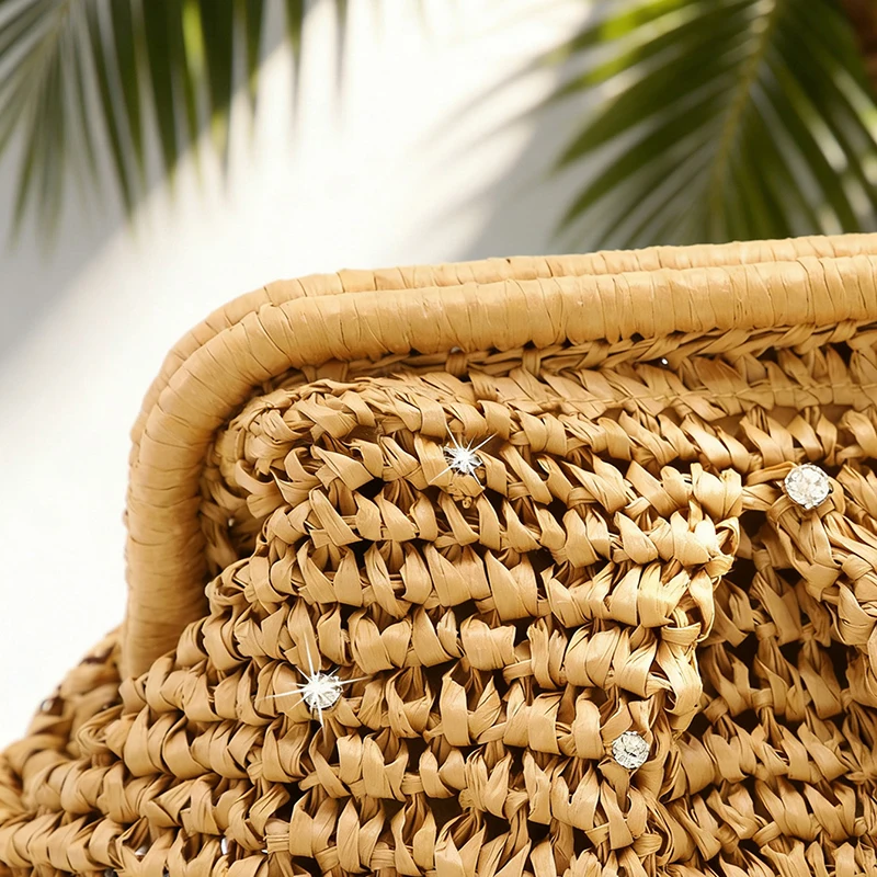 Strohgewebte Ketten-Umhängetasche, Damen-Clutch mit Strass-Verzierung und Verschlussrahmen, Leichte Sommer-Strandtasche für den Abend – Detail 7