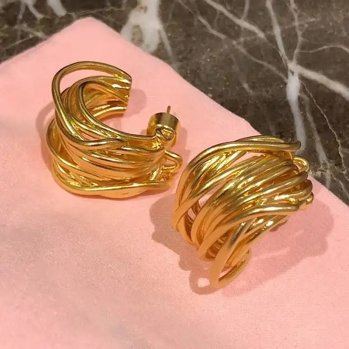 

2025 Новые европейские дизайнерские серьги неправильной формы с латунным покрытием, золотые витые серьги, женские роскошные ювелирные изделия, тренд