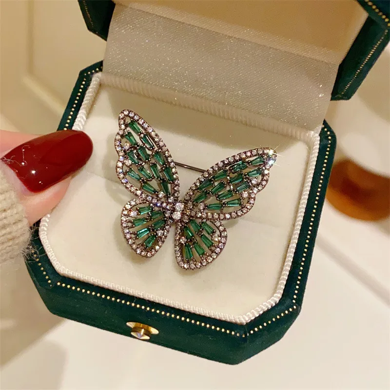 CC Vintage Brooches Imitation Columbia Green Gemstone Coat Pins Black Color Suit Pin Butterfly Shape Exquisite Corsage Gift B393