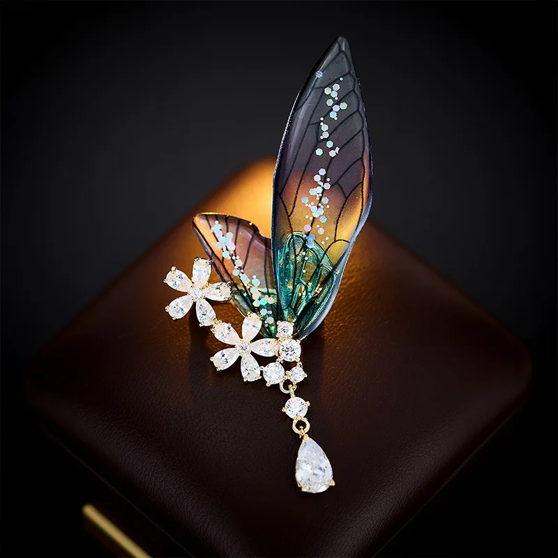 Fashionable Light Luxury Butterfly Wing Micro Inlaid Zirconia Dynamic Brooch High-end Exquisite Versatile Coat Accessory Brooch