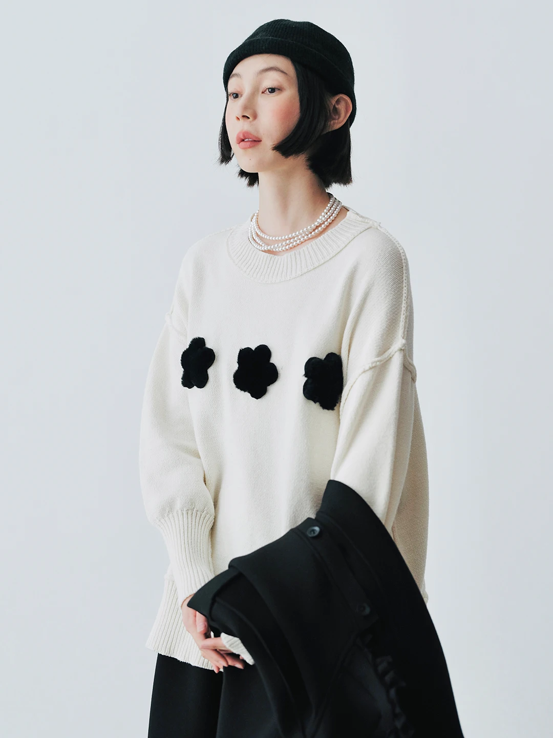 IMAKOKONI original design white round neck flower decoration long sleeved sweater 244796