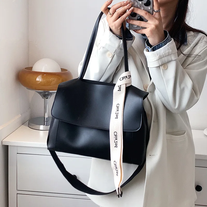 New Trend Versatile Tote Bag Simple and Fashionable Underarm Bag Niche Handheld Shoulder Handbag