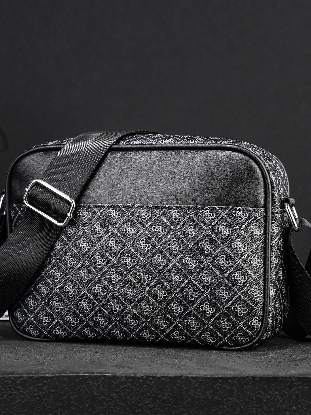 nouveau-sac-bandouliere-tendance-2026-pour-homme-–-grande-capacite-ideal-pour-les-trajets-quotidiens-design-imprime-simple-sensation-haut-de-gamme