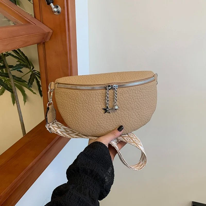 

Женская кожаная сумка через плечо небесного цвета с фазой Луны и мистическим и уникальным дизайном