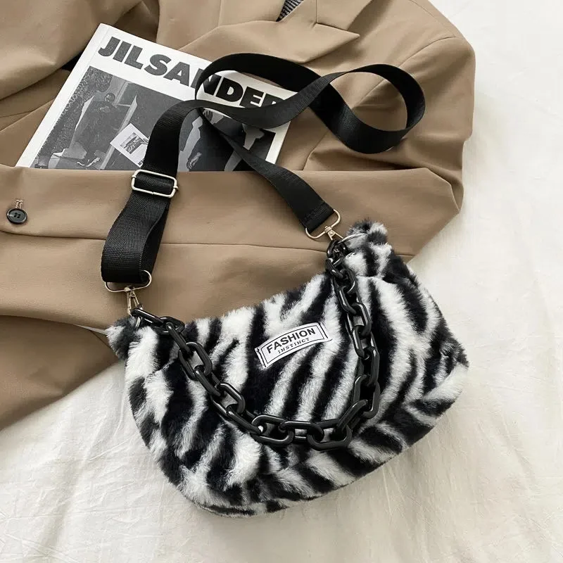 Bolsa de pelúcia padrão zebra para mulheres, bolsa axilas de ombro único, corrente de pelúcia diagonal, versão coreana, 2023