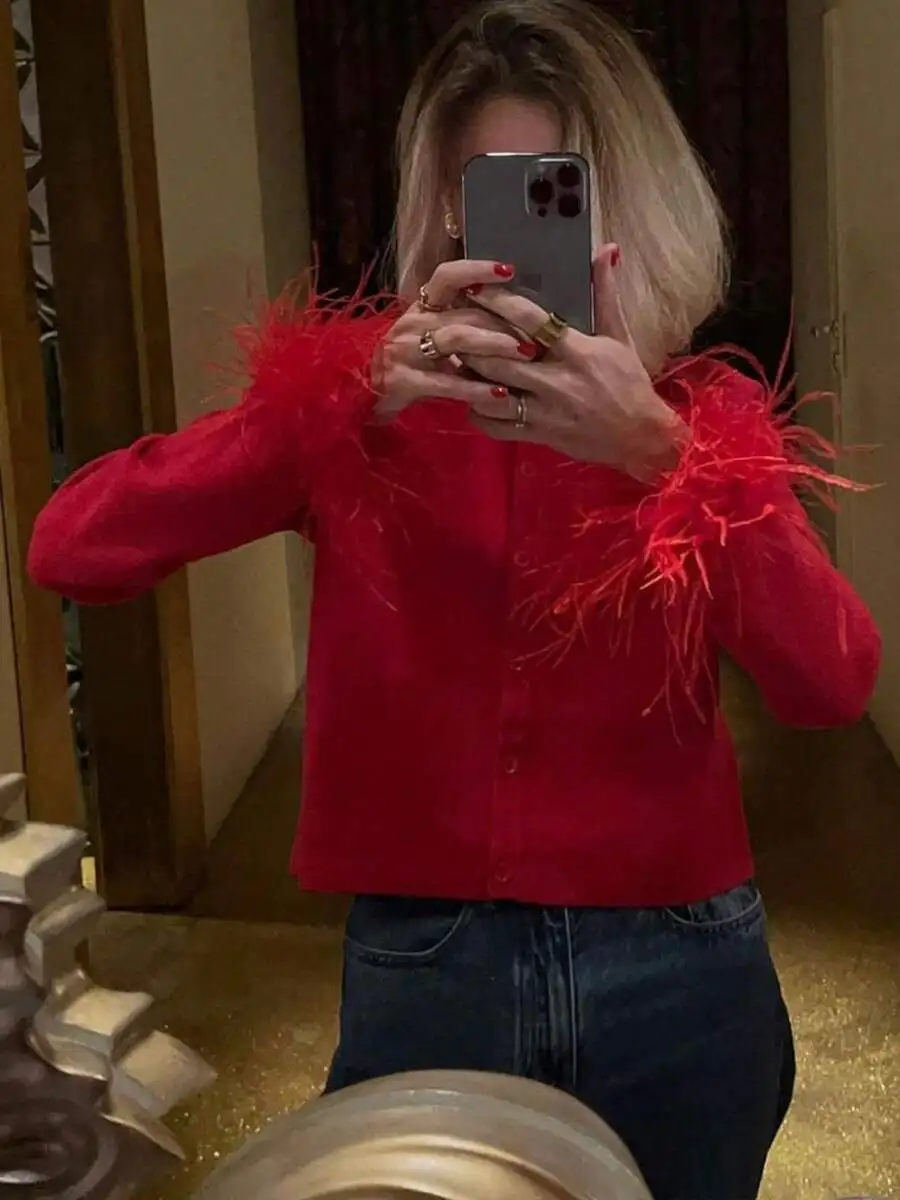 

Красный вязаный кардиган на пуговицах с рукавами, украшенными перьями, с открытым передом