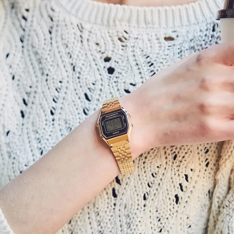 ساعة كاسيو للرجال صغيرة ذهبية مقاومة للماء رياضية للطلاب شاشة رقمية LED كوارتز ساعات عصرية فاخرة