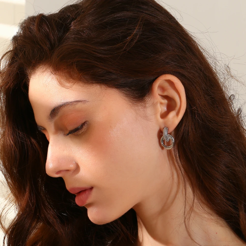 B. Belle Weißer Zirkon-Doppelring-Ohrstecker, einfacher Edelstahl-Schmuck für Frauen und Mädchen, Party, Alltag, wasserdicht – Detail 5