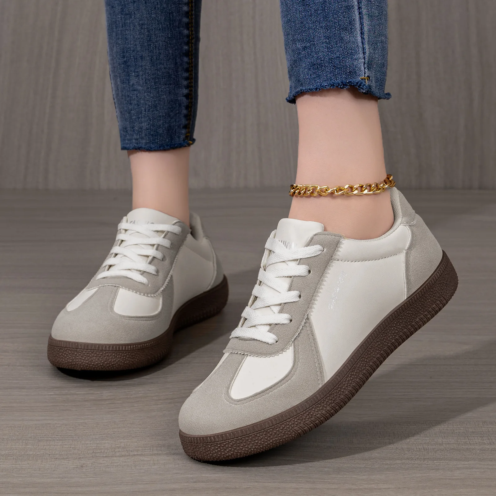 

Women's shoes - Spring lightweight casual shoes, solid color, simple design, comfortable and versatile. Women's white sneakers.