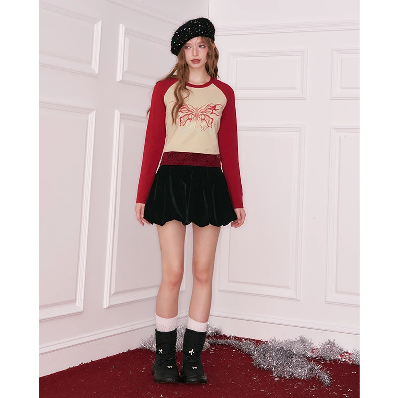 ELFSACK Women's Y2K Raglan Long Sleeve T‑Shirt with Butterfly Graphic Print, Contrast Cropped Tee