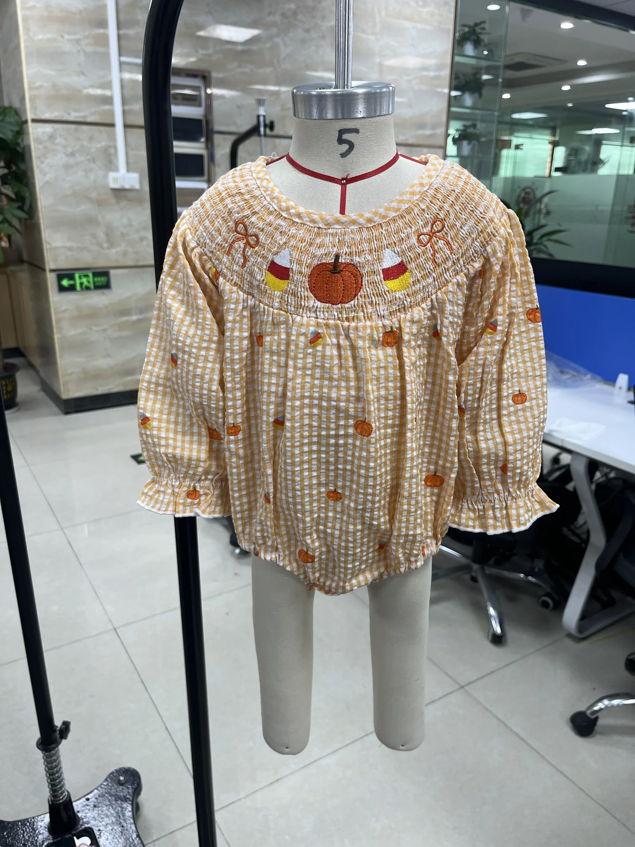 

Осенняя одежда для малышей, клетчатый комбинезон для девочек, модный комбинезон с тыквой/ведьмой на Хэллоуин, комбинезон с вышивкой и повязкой на голову