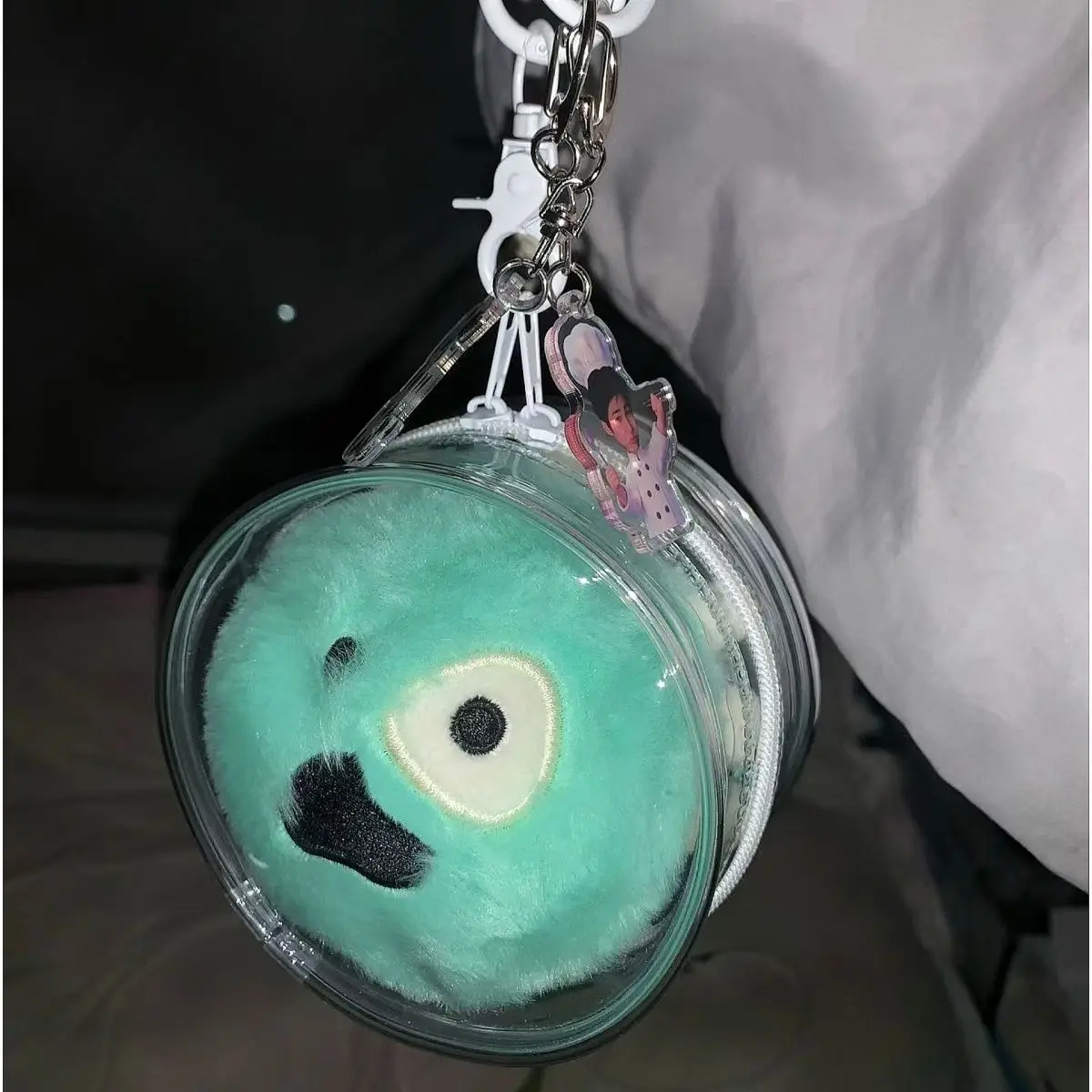 Bunter, lustiger Ball-Schlüsselanhänger, Weihnachtstaschenanhänger, Schlüsselringe, 3-Zoll-Kpop-Fotokartenhalter, Geschenke für Fans zu Halloween und Weihnachten – Detail 2