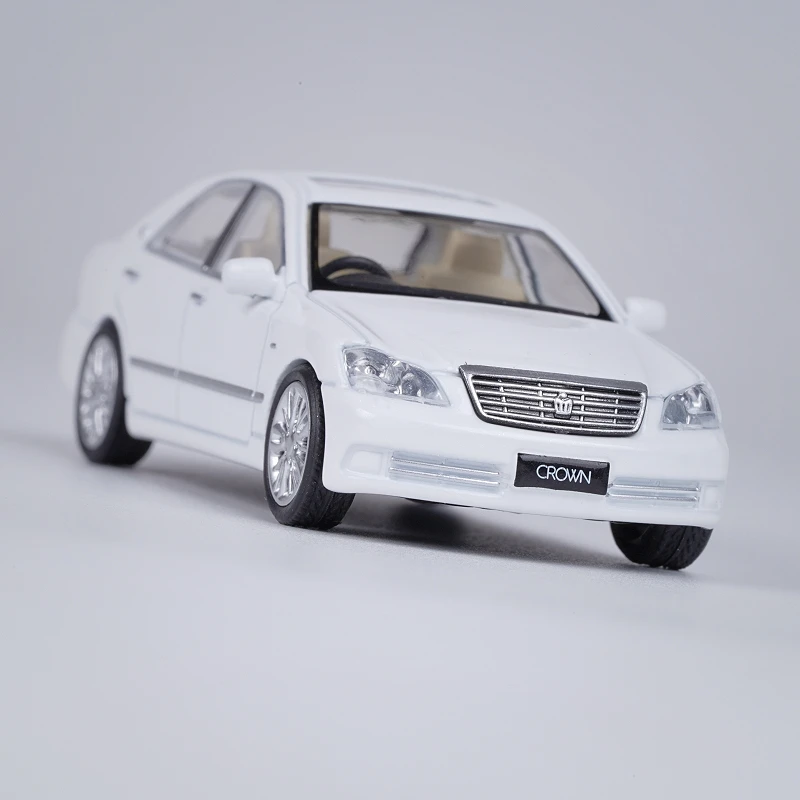 1/64 TOYOTA Crown Gen 12th 2007 Sedan Miniature Model JKM 1:64 Premium Toy Car Vehicle Free Wheels Diecast Alloy Collection Gift