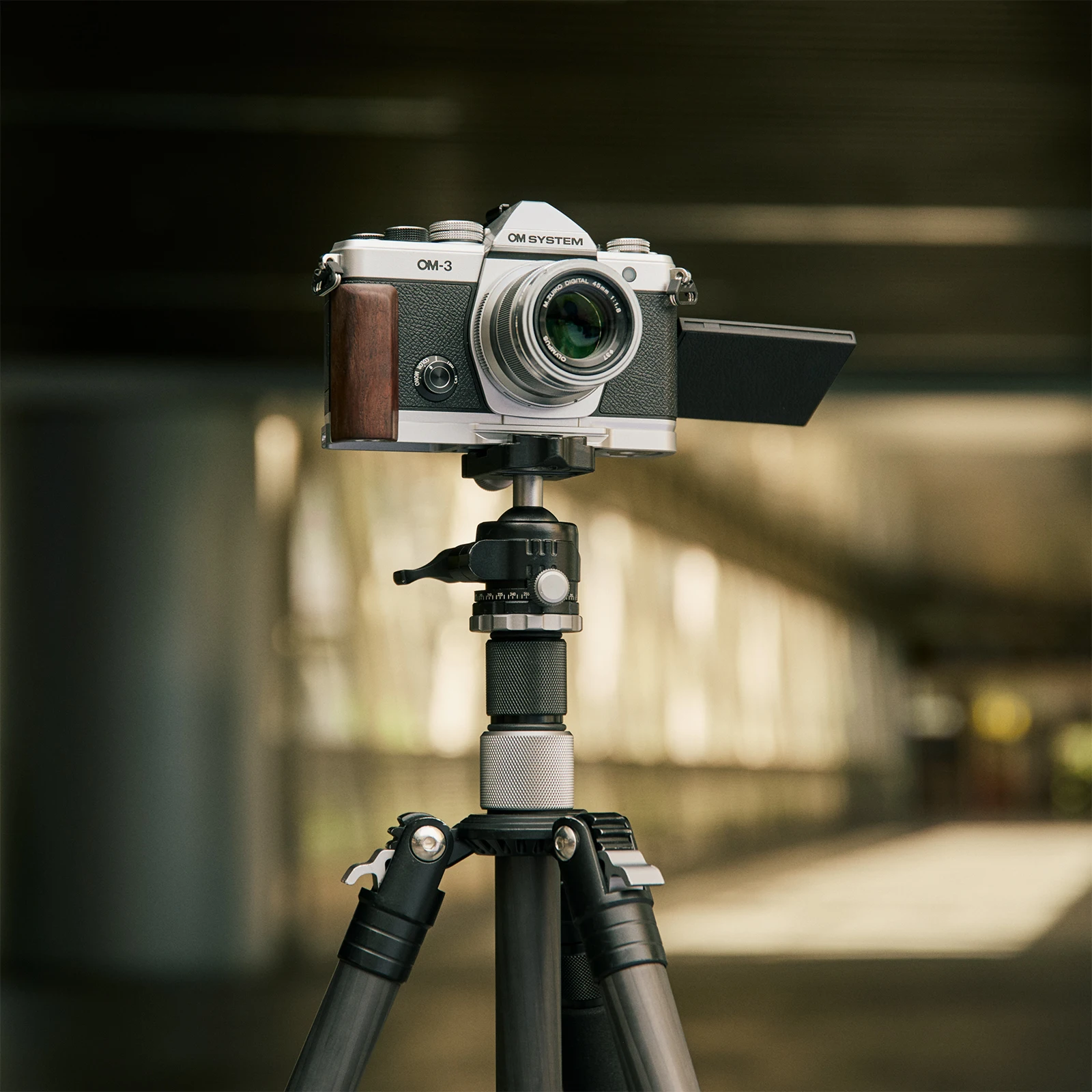 SmallRig 5563 OM-3 L-Shaped Mount Plate with Wooden Handle for OM SYSTEM OM-3 Built-in Arca-Swiss Quick Release Plate only 62g - Image 5