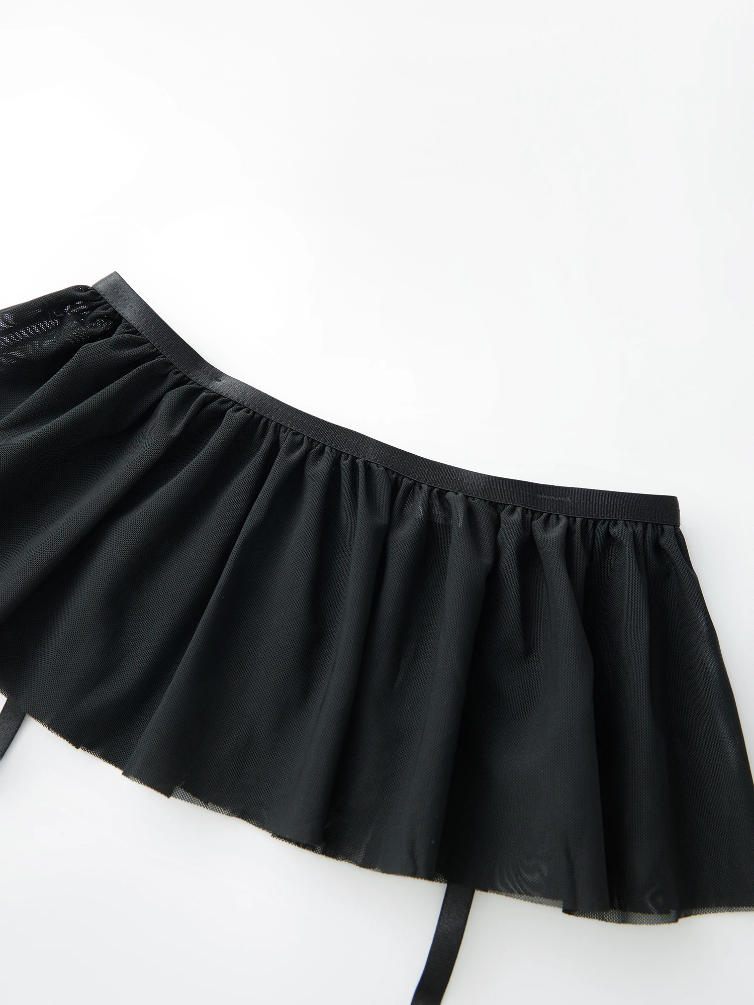 Conjunto de lencería sexy de encaje con liguero y medias altas hasta el muslo para un juego de rol seductor en el dormitorio y una noche de cita