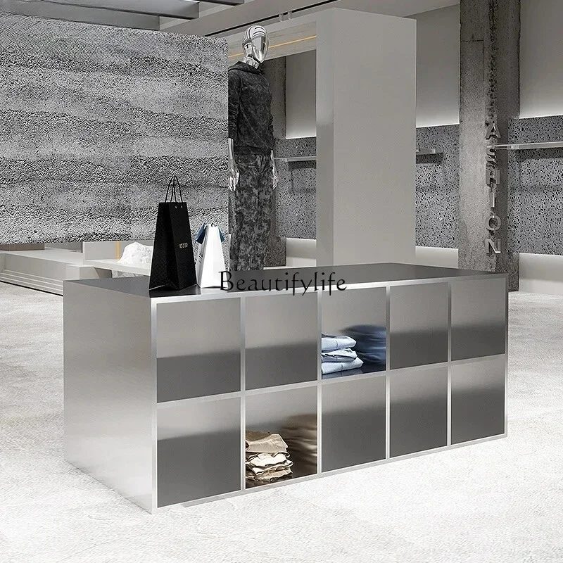 

10 Stainless steel shoes and bags are placed in the middle of the Nakajima table in the clothing store. High and low display