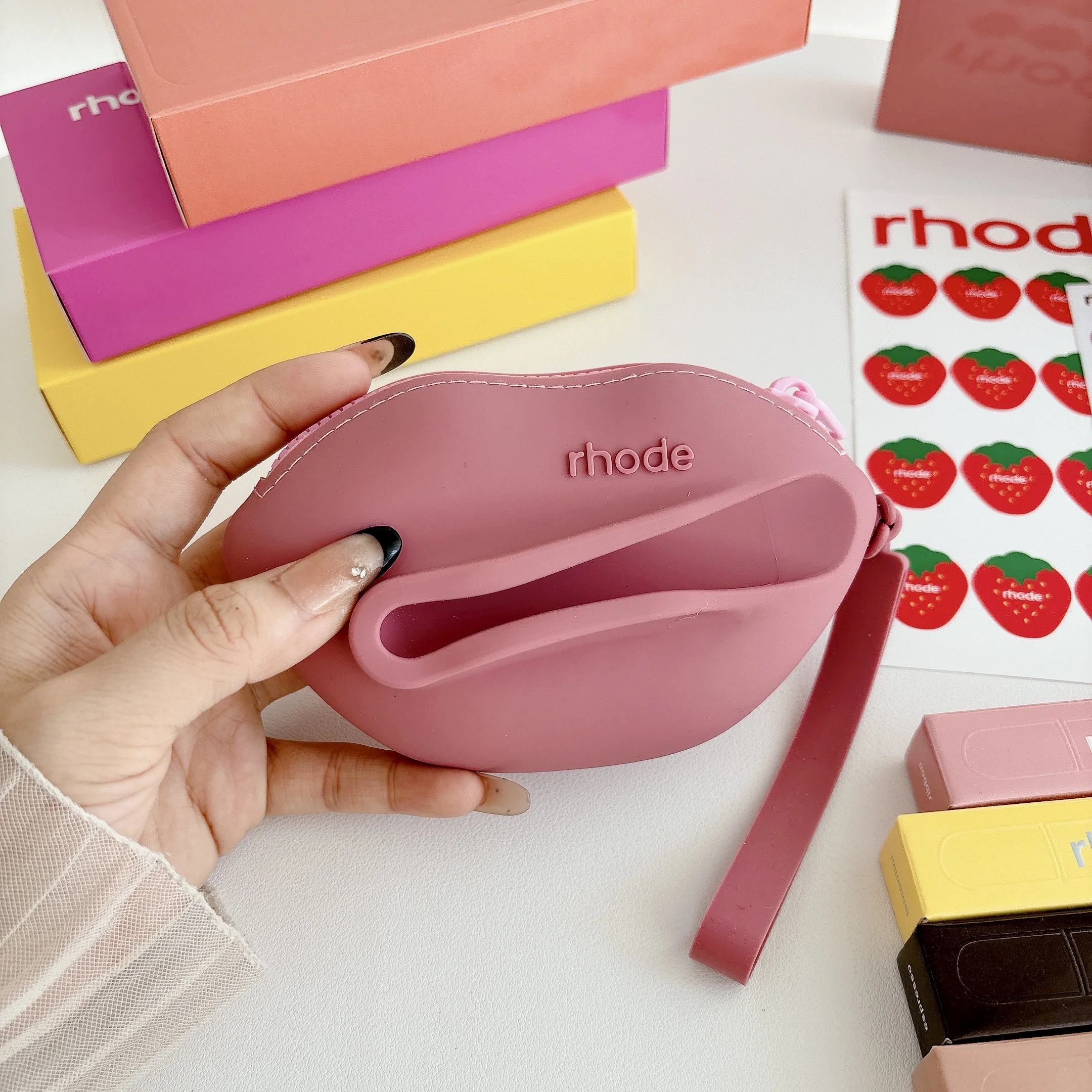 حافظة سماعة أذن من السيليكون الأصلي لأجهزة Airpods Pro3/Pro2، حقيبة صغيرة فاخرة مع حامل شفاه حصريًا للنساء، مع حزام معصم