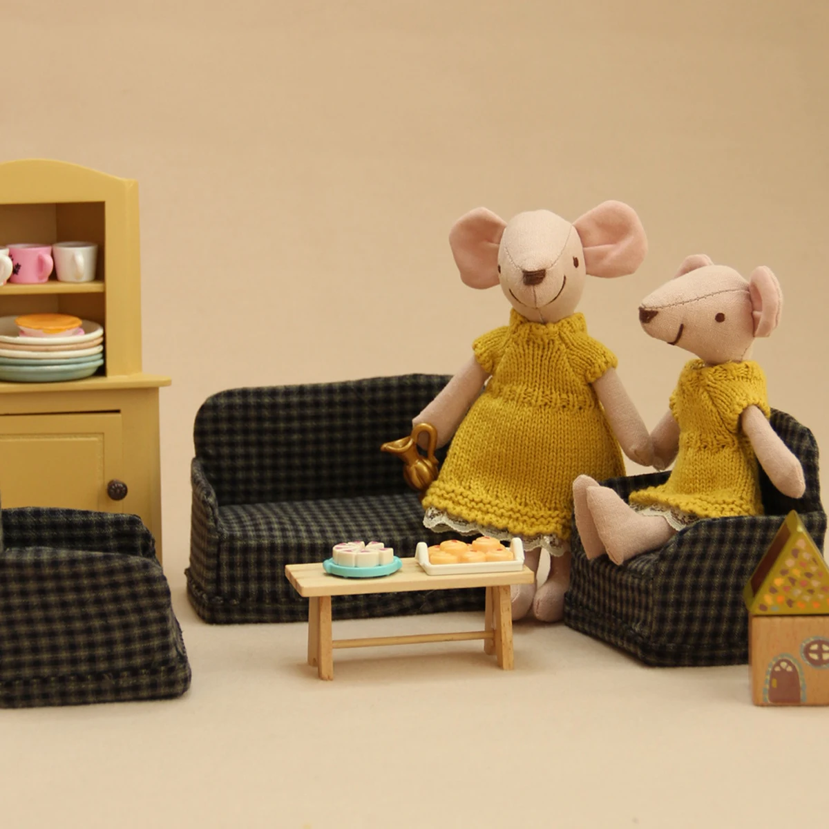 H-13Cm/15Cm 노란색 스웨터 스커트가 있는 변경 가능한 마우스가 있는 놀이 집 장난감