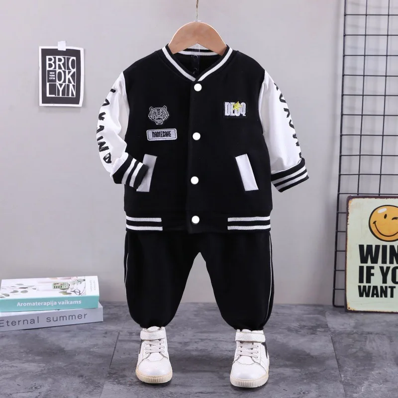 2026 Frühling Herbst Baby Jungen- und Mädchenanzug, stylischer Cartoon-Sport-Baseballanzug, zweiteiliger Anzug mit Strickjacke, 0-4 Jahre – Detail 3