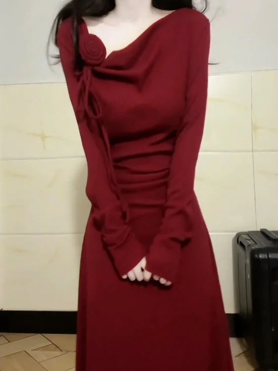 

Красное асимметричное платье с одним открытым плечом для женщин, новинка ранней осени 2026 года, элегантное базовое платье-комбинация с длинным рукавом.