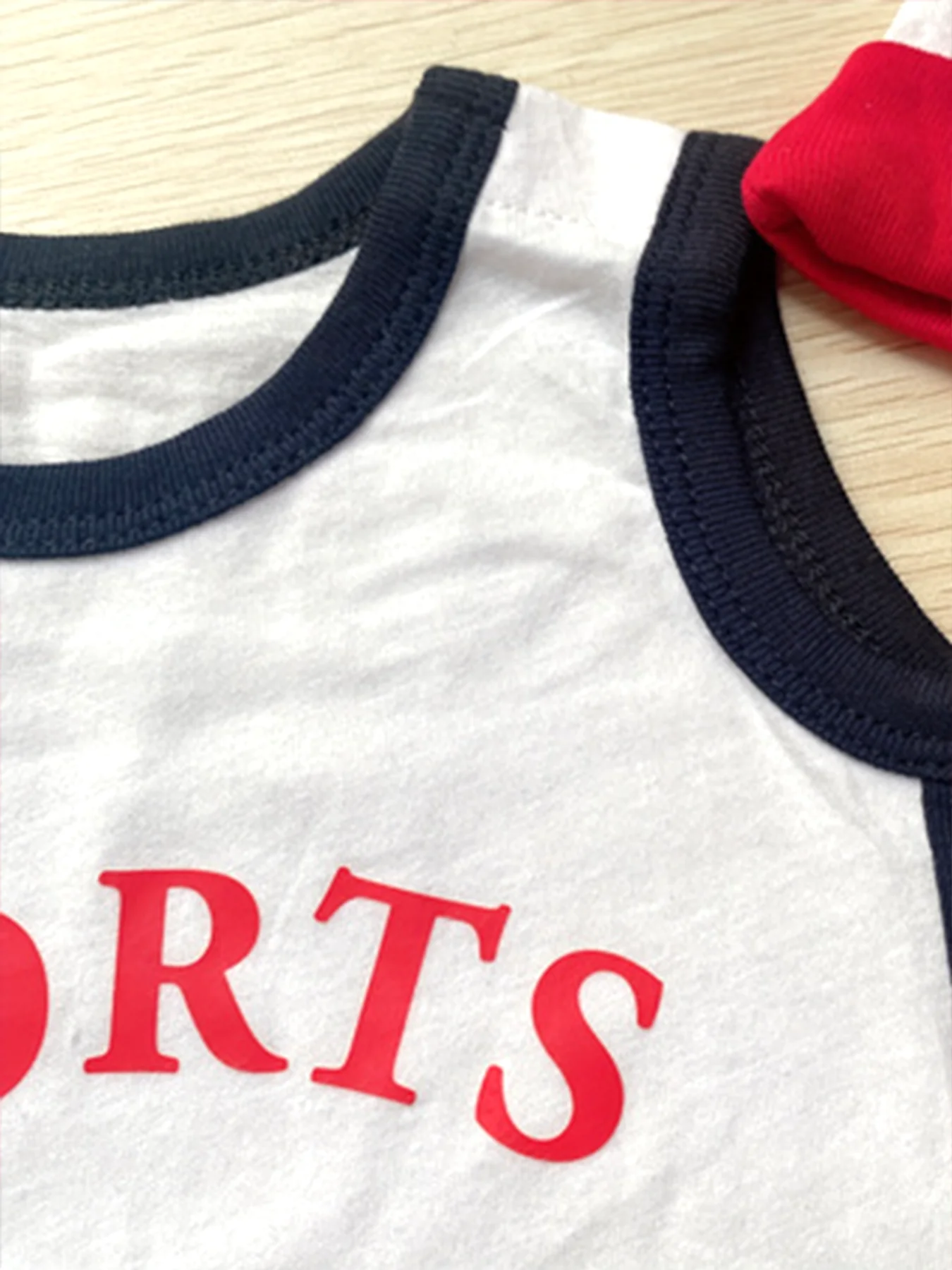 Nein. 23 Rot-weißes, farblich abgesetztes, ärmelloses 3-teiliges Activewear-Set aus Baumwolle für Baby-Jungen – ein lustiges und verspieltes Geschenkset für Fotoshootings – Detail 10