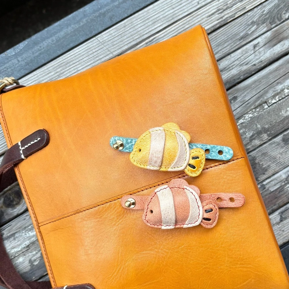 

Handmade genuine leather clownfish bag buckle pendant accessory small Nemo backpack charm and pet suitcase accessory