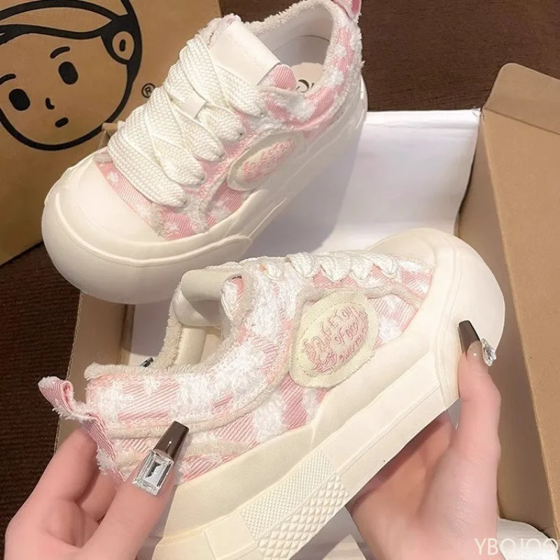 أحذية قماشية عصرية متعددة الاستخدامات للنساء ربيعية جديدة ذات نعل سميك ومقدمة مستديرة أحذية مريحة غير رسمية للنساء أحذية مسطحة بسيطة