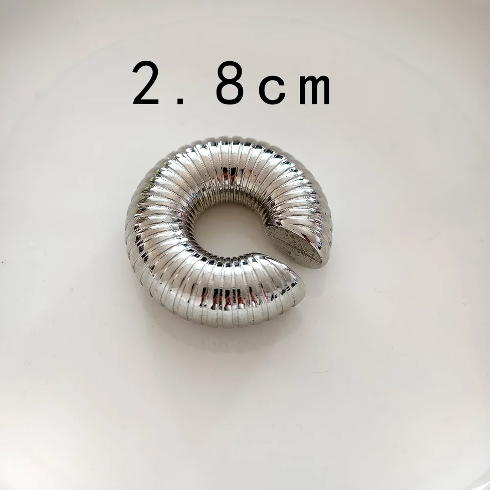 مجموعة أقراط أذن يومية بسيطة مكونة من 5 قطع بلون سادة وملمس رخامي ملولب على شكل حرف C مجموعة أقراط عصرية #5