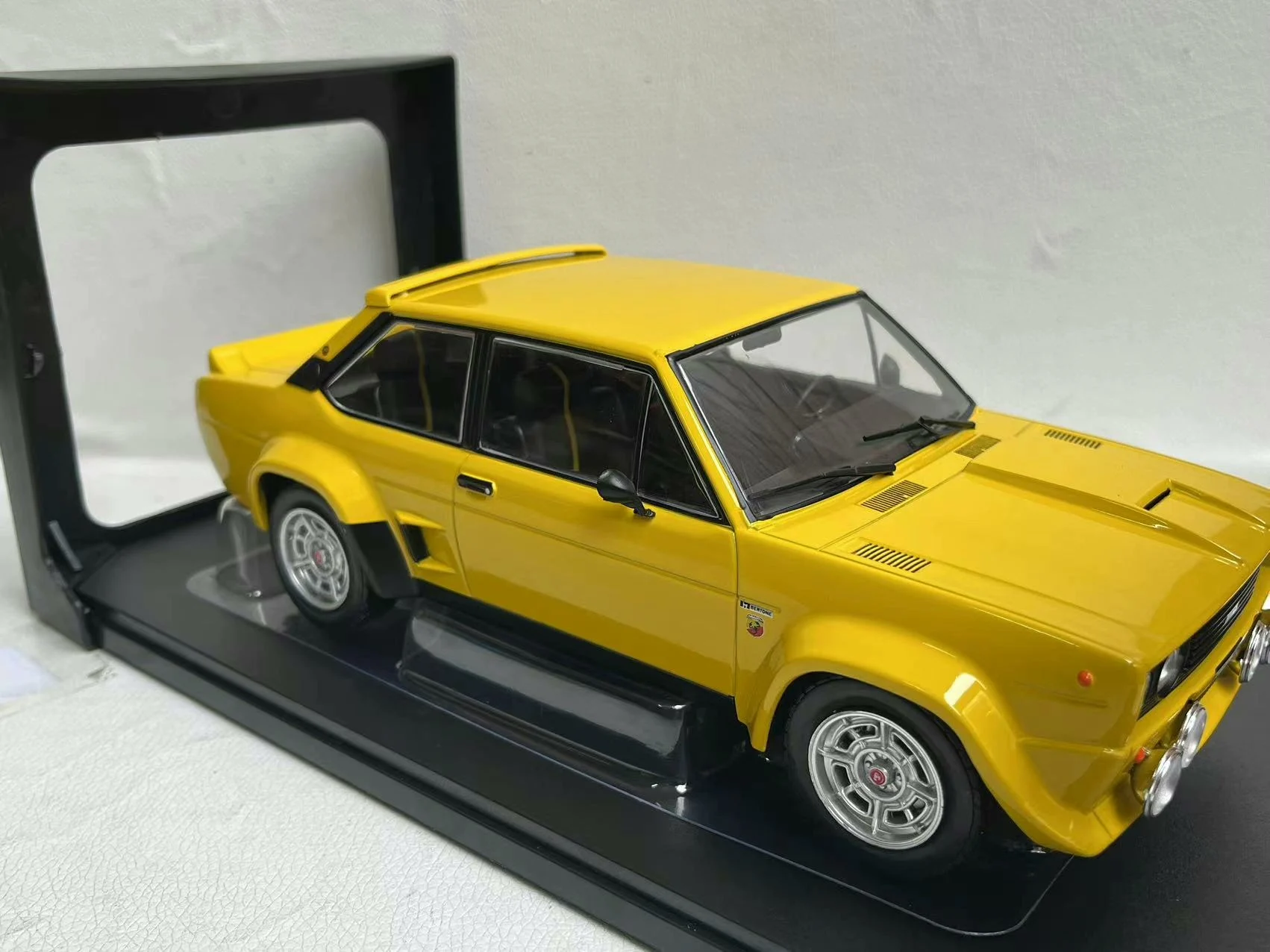 دييكاست IXO 1/18 مقياس فيات 131 أبارث 1980 فيات نموذج سيارة سبيكة سيارة نموذج تحصيل لعبة هدية تذكارية عرض حلية