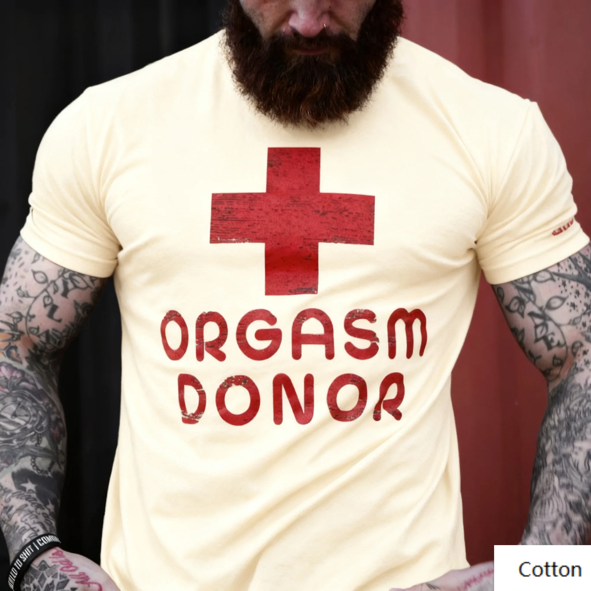Хлопковая футболка с круглым вырезом «Edgy 'Orgasm Donor' Red Cross Vibe» — содержание рубашки: с проблемным красным крестом и смелой фразой