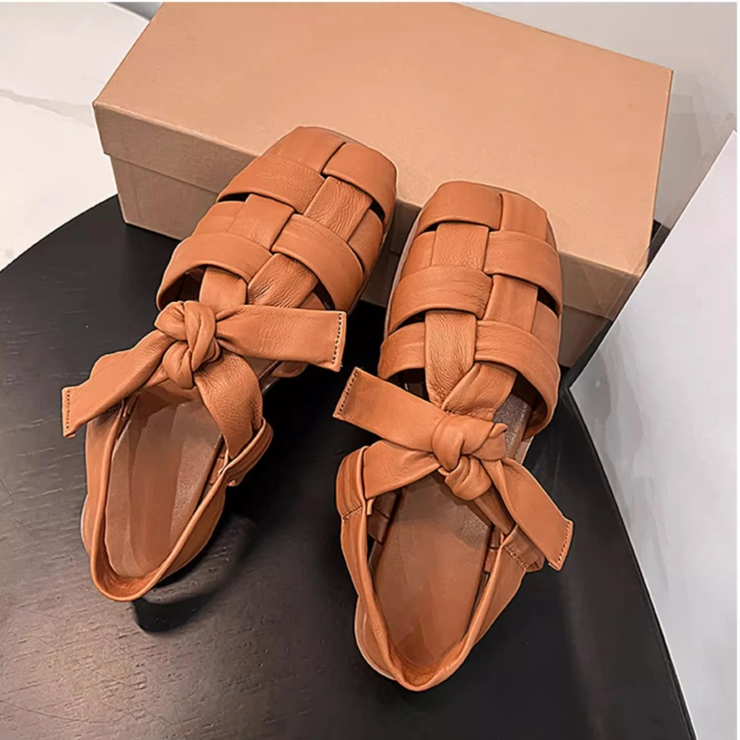 

2023 летние новые женские черные тапочки с запахом и носком, квадратные головки, плоский ремешок сзади, плетеный дизайн, верхняя одежда, кожаные женские сандалии