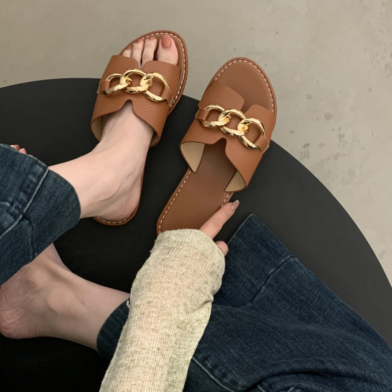 

Женские тапочки без шнуровки, новинка 2024, обувь с круглой головкой, дизайнерские шлепанцы, женские модные повседневные тапочки для отдыха, сандалии на плоской подошве с металлической пряжкой