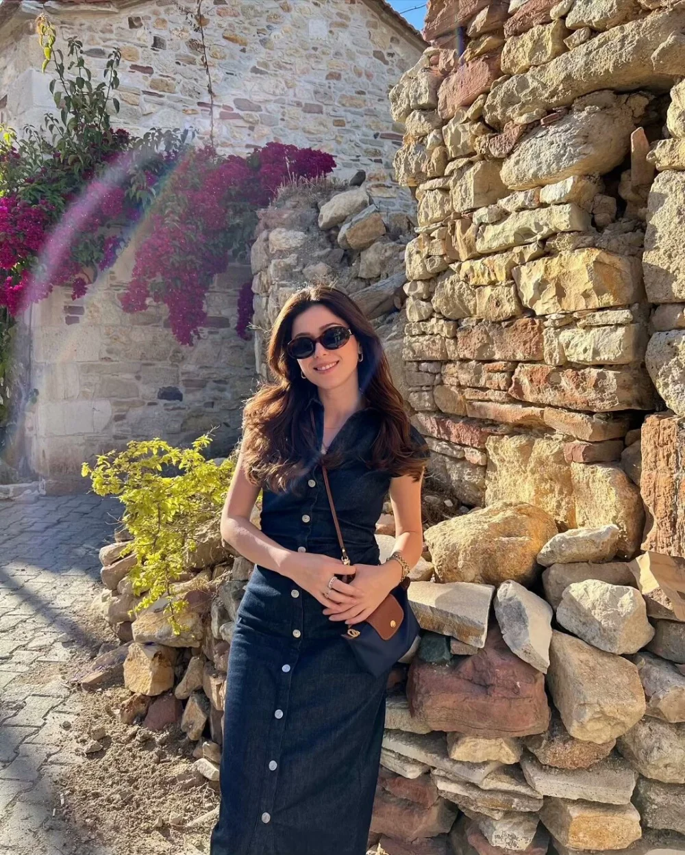 Taillierte Midi-Hemdkleider 2025, Damenmode, Taille, faltig, sexy Figur, V-Ausschnitt, langes, kurzärmliges Jeanskleid