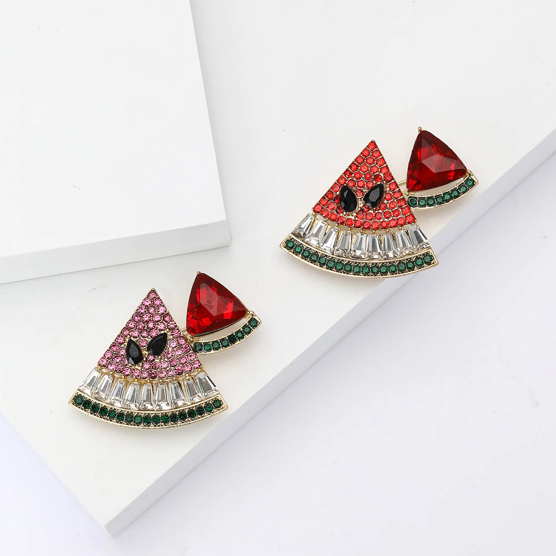 2026 New Fashion Rhinestone Small Watermelon Brooch for Men and Women's Accessories